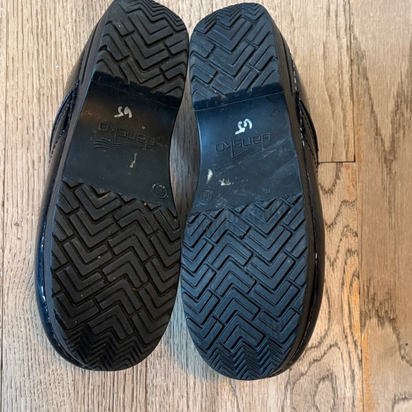 Dansko Black Shiny Mules - Picture 6 of 7